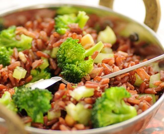 salat af røde ris m. broccoli og jordnøddedressing