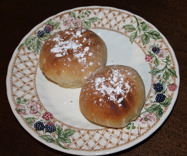 Fastelavnsboller med creme og remonce med marcipan