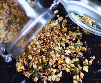 Crispy granola med poppet quinoa og bær