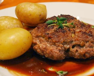 Peberhakkebøffer med pebersauce og kartofler