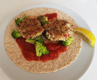 Quinoa-Broccolideller i Wraps med Tomatsauce