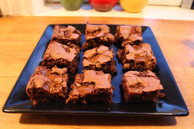 Brownie med karamel og banan