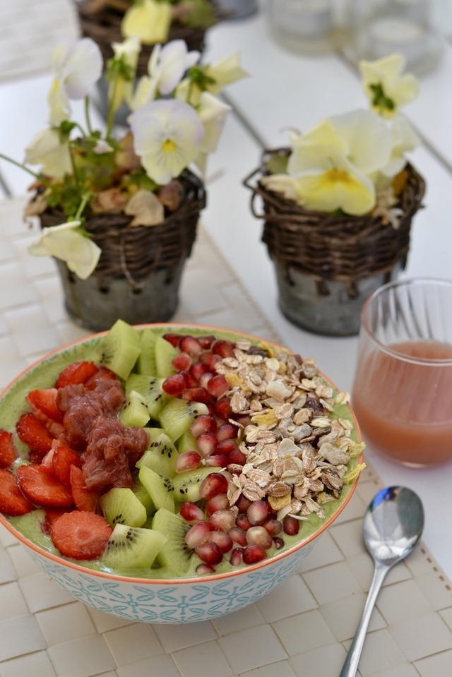 Grøn smoothiebowl med topping