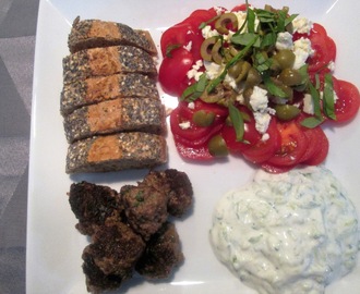 Græske Frikadeller med Tomatsalat og Tzatziki