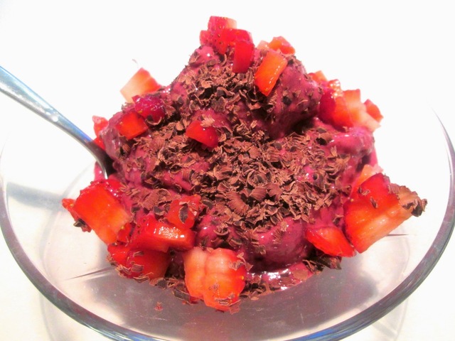 Madbloggerudfordringen: Yoghurtis med Sommerbær og Chokolade