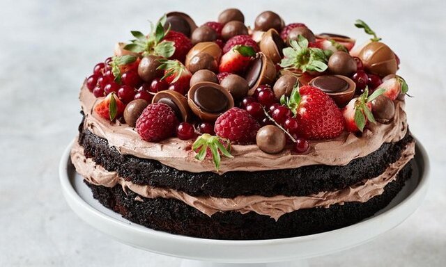 Opskrift: Black Magic Chokoladekage med mousse, chokolade og bær