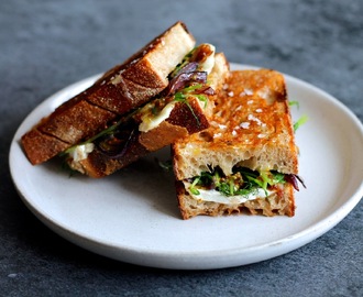 Den ultimative toast: Gedeost, valnøddepesto, karamelliserede løg og honning/sennepsdressing