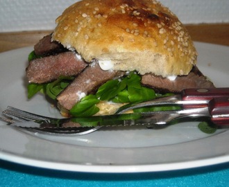 Steakburger med Sennep og Hytteost