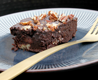 Brownie med sorte bønner og pecans