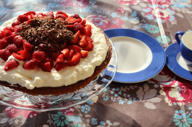 Mazarinkage med vanillecreme og jordbær