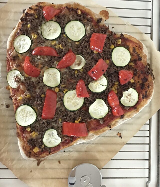 Hjemmelavet pizza – opskrift på pizzadej og tomatsauce