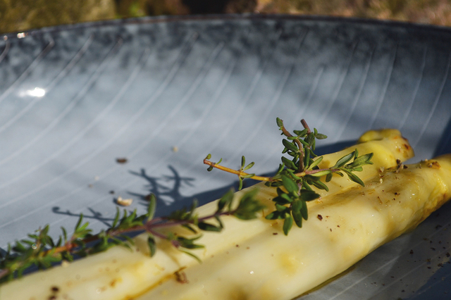 Hvide asparges sous vide’et med smør, citrontimian og kamille. Serveret med røget smør.