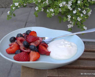 Sommerbær med skyr-flødecreme