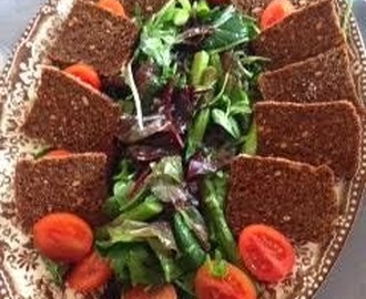 Salat med asparges og rugbrødschips