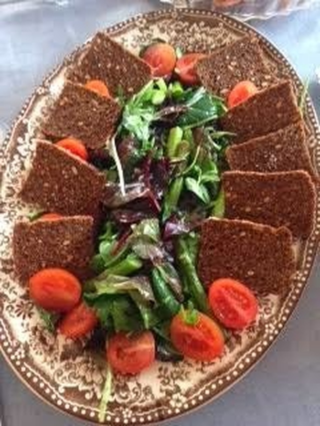 Salat med asparges og rugbrødschips