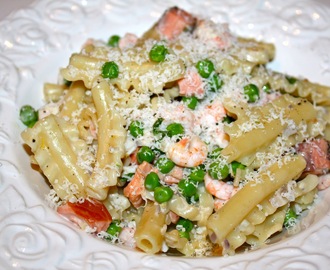 Pasta med varmrøget laks og rejer