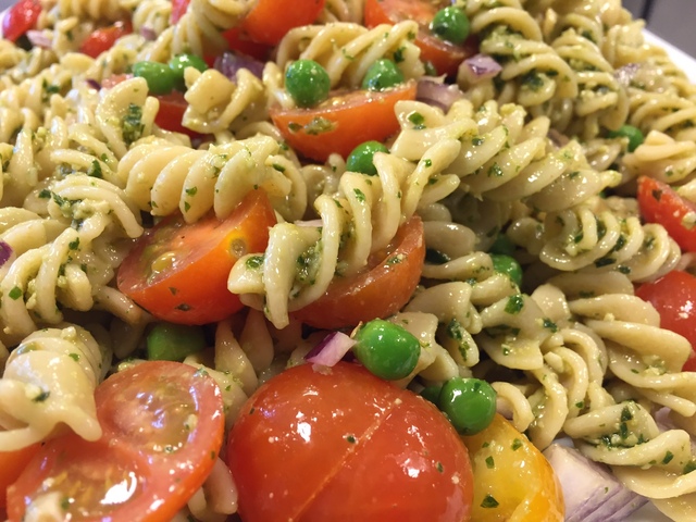 Pastasalat med pesto, ærter, svampe, rødløg og cherrytomater