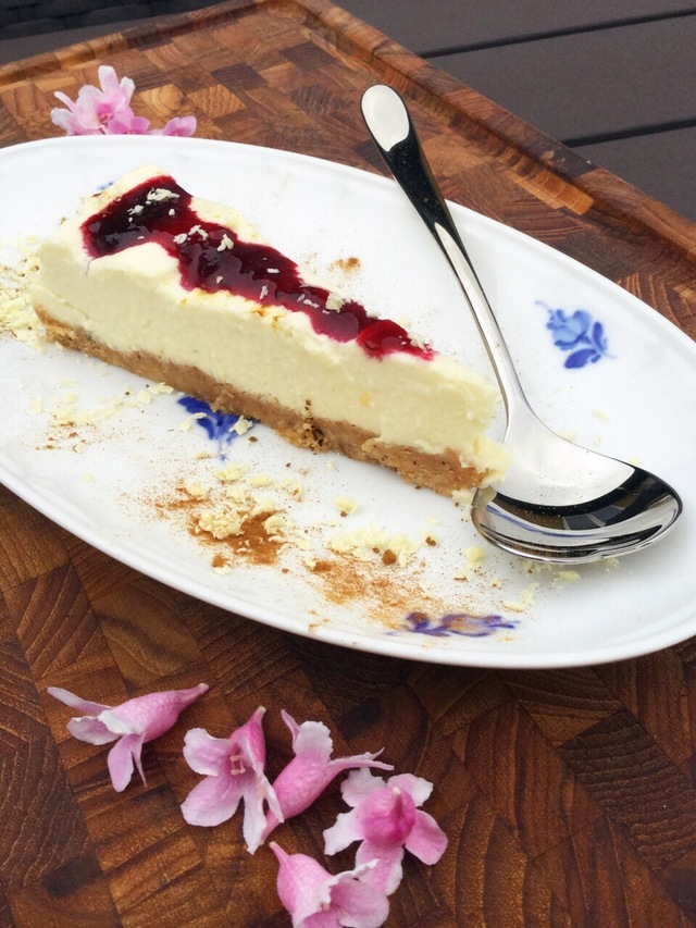 Hvid chokolade cheesecake med lakrids og blandede bær