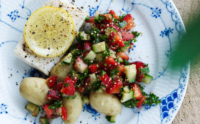 Hellefisk med jordbærsalsa