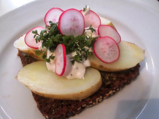 Rugbrød med Nye Kartofler, Rygeostcreme og Ramsløgpesto