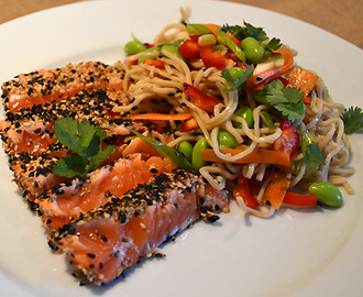 Laksetataki med nudelsalat og edemamebønner