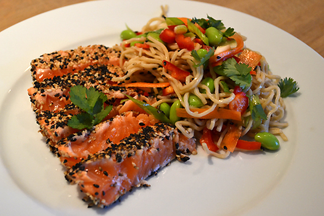 Laksetataki med nudelsalat og edemamebønner