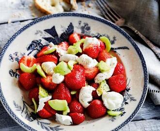 Jordbærsalat med avocado, balsamico og mozzarella