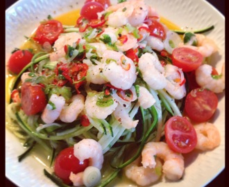 Squash pasta med rejer og hvidløg.