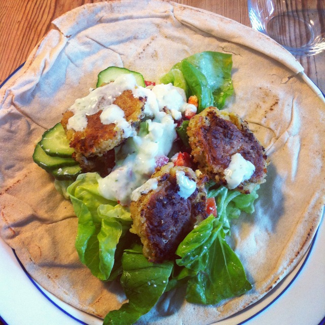 Falafel med fladbrød, salat og dressing