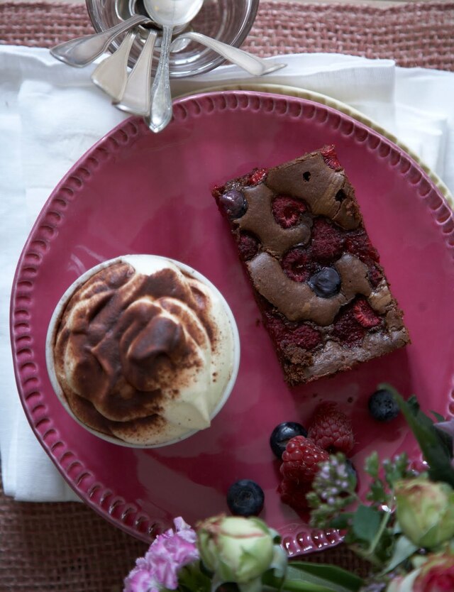 Brownies med bær og skum