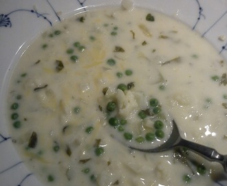 Blomkål-Basilikum suppe med ærter