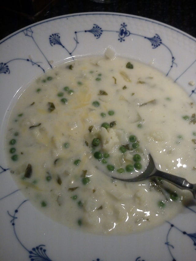 Blomkål-Basilikum suppe med ærter
