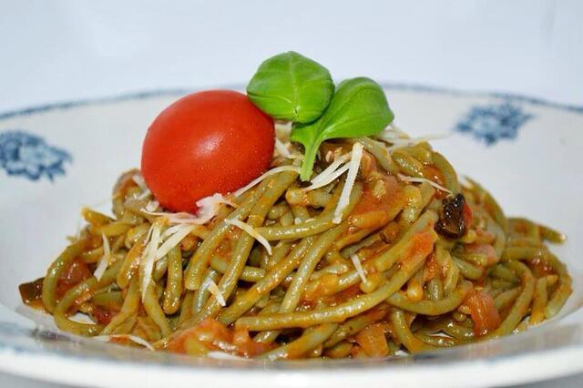 Spaghetti med tomat, basilikum, citronskal og parmesan