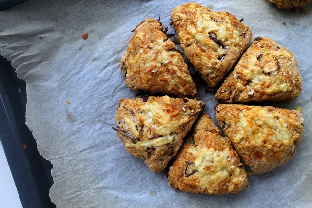 Grove scones med cheddar, timian og karamelliserede rødløg