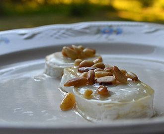 Grillet gedeost med pinjekerner og gransirup