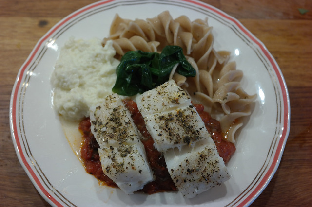 Ovnstekt torskeloin med tomatsaus, blomkålkrem og pasta