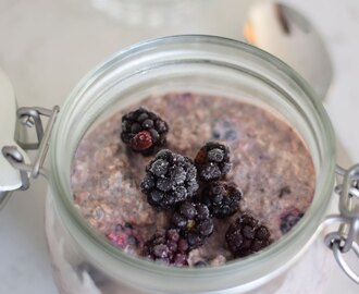 Overnight oats med vegansk yoghurt og brombær