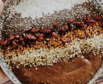 Vegan Superfood Chocolate Smoothie Bowl