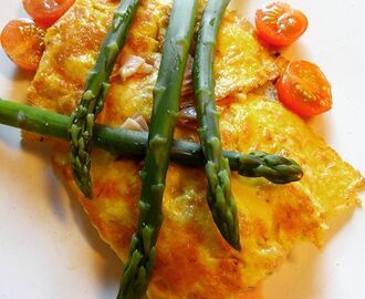Omelett med kalkunskinke ♫♪ Servert med asparges !