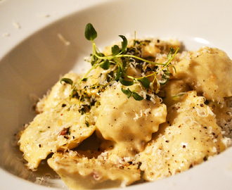 Ravioli med andelever, parmaskinke og persille vendt i brunet smør med frisk timian