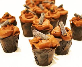 Chokolade cupcakes med heksehyl-choko-frosting