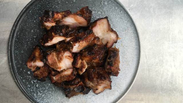 Grillet svinebryst i rabarber-BBQ med ingefær og honning