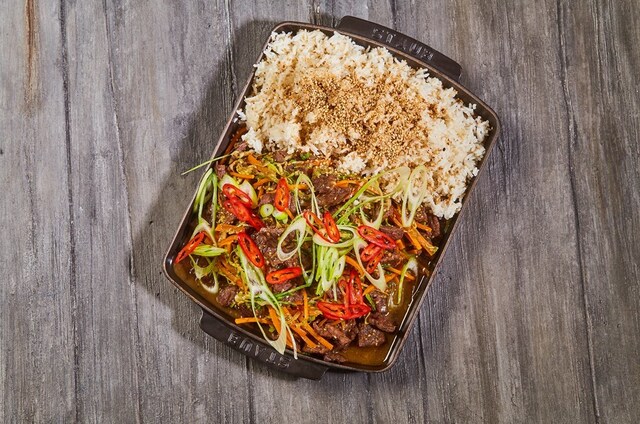 Koreansk wokket oksekød Bulgogi style med ristet sesam, spidskål og ris.