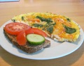 Opskrift: Omelet med spinat, tomat, gulerod og timian