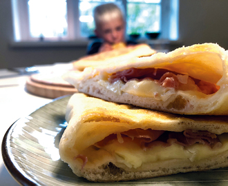 Pandestegt calzone med brie og brombær.