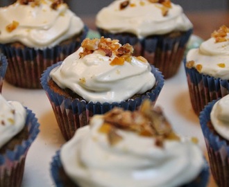 Gulerodsmuffins med Cream Cheese frosting og valdnøde krokant