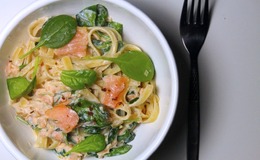 Pasta med røget laks og spinat og ricotta