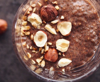 Chokolade chiagrød med ristede hasselnødder