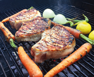 Grillet skaftkotelet med dildkartofler, grillet grønt og jordbær/myntesalat