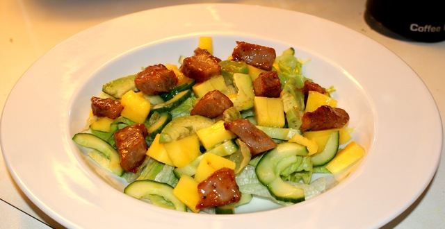 Salat med mangoglaseret svinekød